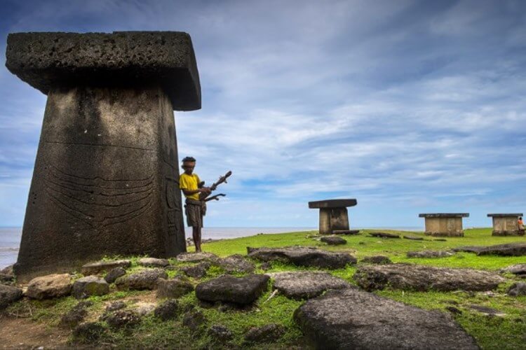 Kuburan Batu di Desa Adat Ratenggaro